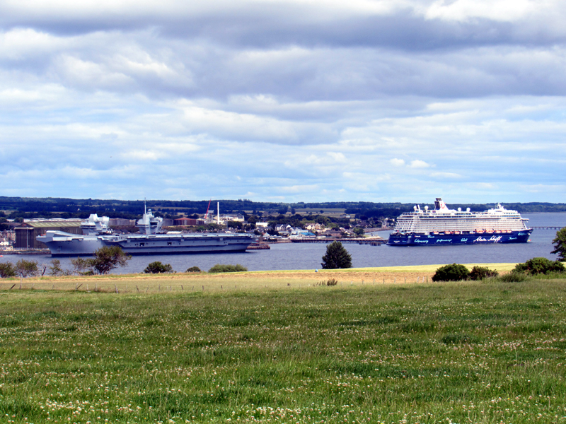 Mein Schiff 4 & HMS Queen Elizabeth